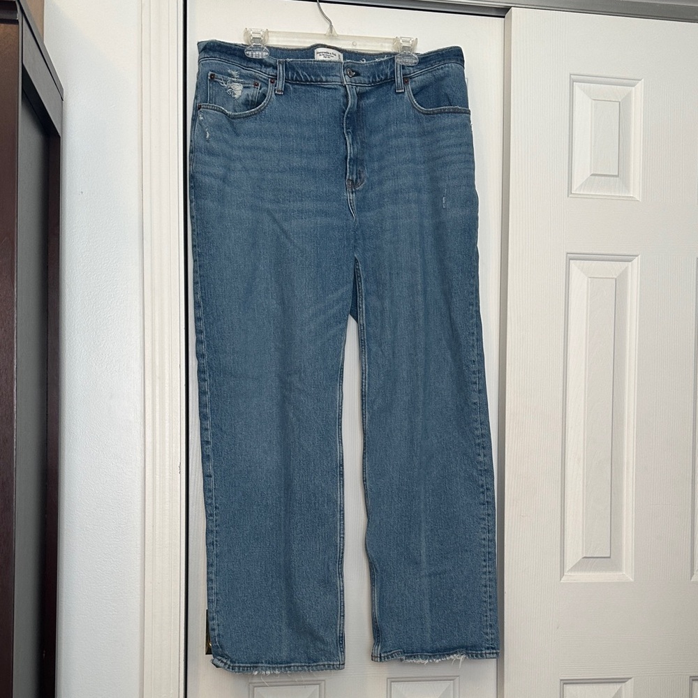 Abercrombie & Fitch The ‘90s Relaxed Jean High Rise